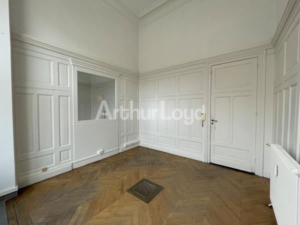 Bureaux à louer Lille centre avec parquet élégant et hauteur sous plafond