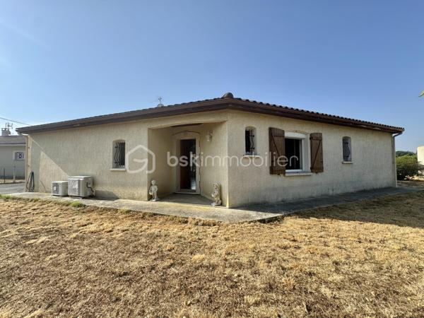 EN EXCLUSIVITÉ

Situé dans un secteur pavillonnaire calme, je vous présente cet agréable plain-pied bâti en 2003 de 95m2 habitables avec garage de 20m2. Le tout est implanté sur une parcelle entièrement clôturée de 2901m2 avec piscine.

Dès l’entrée, vous découvrez une pièce de vie très lumineuse d’environ 40m2, donnant sur la cuisine semi-équipée avec accès à une véranda de 11m2 et au jardin exposés plein sud.

L’espace nuit se compose de 3 chambres (10 à 12m2) dont 2 avec placards et d’une salle d’eau. Le WC séparé se situe à l'entrée.

Le bien dispose d’un garage de 20m2 avec porte motorisée tout comme le portail de clôture.
Il est possible de stationner plusieurs véhicules sur la parcelle.

Le grand jardin de 2901m2 est agrémenté d’une piscine (3,5mX7m) avec abri style bar pour passer de bons moments autour du bassin. 
(Piscine en cours d'entretien pour la vente)

Point de vue technique :
-Chauffage par PAC Air/Air
-Cumulus 300 Litres
-Menuiseries double vitrage et volets roulants + bois battants
-Assainissement tout à l’égout

Un bien confortable et fonctionnel qui ne reste plus qu’à personnaliser selon vos envies.

Toutes les commodités sont accessibles très rapidement

L’organisation des visites se fait au : 06.51.97.28.57