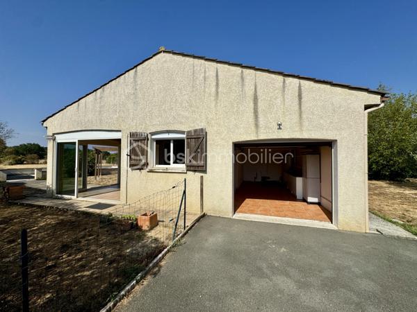 EN EXCLUSIVITÉ

Situé dans un secteur pavillonnaire calme, je vous présente cet agréable plain-pied bâti en 2003 de 95m2 habitables avec garage de 20m2. Le tout est implanté sur une parcelle entièrement clôturée de 2901m2 avec piscine.

Dès l’entrée, vous découvrez une pièce de vie très lumineuse d’environ 40m2, donnant sur la cuisine semi-équipée avec accès à une véranda de 11m2 et au jardin exposés plein sud.

L’espace nuit se compose de 3 chambres (10 à 12m2) dont 2 avec placards et d’une salle d’eau. Le WC séparé se situe à l'entrée.

Le bien dispose d’un garage de 20m2 avec porte motorisée tout comme le portail de clôture.
Il est possible de stationner plusieurs véhicules sur la parcelle.

Le grand jardin de 2901m2 est agrémenté d’une piscine (3,5mX7m) avec abri style bar pour passer de bons moments autour du bassin. 
(Piscine en cours d'entretien pour la vente)

Point de vue technique :
-Chauffage par PAC Air/Air
-Cumulus 300 Litres
-Menuiseries double vitrage et volets roulants + bois battants
-Assainissement tout à l’égout

Un bien confortable et fonctionnel qui ne reste plus qu’à personnaliser selon vos envies.

Toutes les commodités sont accessibles très rapidement

L’organisation des visites se fait au : 06.51.97.28.57