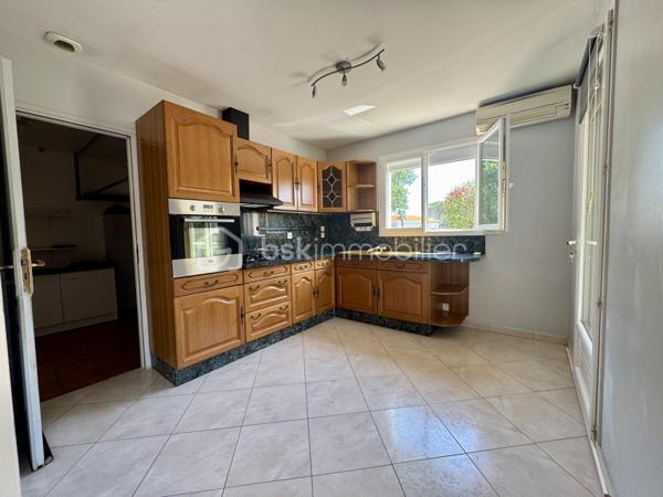 EN EXCLUSIVITÉ

Situé dans un secteur pavillonnaire calme, je vous présente cet agréable plain-pied bâti en 2003 de 95m2 habitables avec garage de 20m2. Le tout est implanté sur une parcelle entièrement clôturée de 2901m2 avec piscine.

Dès l’entrée, vous découvrez une pièce de vie très lumineuse d’environ 40m2, donnant sur la cuisine semi-équipée avec accès à une véranda de 11m2 et au jardin exposés plein sud.

L’espace nuit se compose de 3 chambres (10 à 12m2) dont 2 avec placards et d’une salle d’eau. Le WC séparé se situe à l'entrée.

Le bien dispose d’un garage de 20m2 avec porte motorisée tout comme le portail de clôture.
Il est possible de stationner plusieurs véhicules sur la parcelle.

Le grand jardin de 2901m2 est agrémenté d’une piscine (3,5mX7m) avec abri style bar pour passer de bons moments autour du bassin. 
(Piscine en cours d'entretien pour la vente)

Point de vue technique :
-Chauffage par PAC Air/Air
-Cumulus 300 Litres
-Menuiseries double vitrage et volets roulants + bois battants
-Assainissement tout à l’égout

Un bien confortable et fonctionnel qui ne reste plus qu’à personnaliser selon vos envies.

Toutes les commodités sont accessibles très rapidement

L’organisation des visites se fait au : 06.51.97.28.57