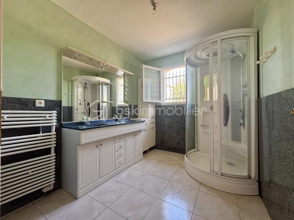 EN EXCLUSIVITÉ

Situé dans un secteur pavillonnaire calme, je vous présente cet agréable plain-pied bâti en 2003 de 95m2 habitables avec garage de 20m2. Le tout est implanté sur une parcelle entièrement clôturée de 2901m2 avec piscine.

Dès l’entrée, vous découvrez une pièce de vie très lumineuse d’environ 40m2, donnant sur la cuisine semi-équipée avec accès à une véranda de 11m2 et au jardin exposés plein sud.

L’espace nuit se compose de 3 chambres (10 à 12m2) dont 2 avec placards et d’une salle d’eau. Le WC séparé se situe à l'entrée.

Le bien dispose d’un garage de 20m2 avec porte motorisée tout comme le portail de clôture.
Il est possible de stationner plusieurs véhicules sur la parcelle.

Le grand jardin de 2901m2 est agrémenté d’une piscine (3,5mX7m) avec abri style bar pour passer de bons moments autour du bassin. 
(Piscine en cours d'entretien pour la vente)

Point de vue technique :
-Chauffage par PAC Air/Air
-Cumulus 300 Litres
-Menuiseries double vitrage et volets roulants + bois battants
-Assainissement tout à l’égout

Un bien confortable et fonctionnel qui ne reste plus qu’à personnaliser selon vos envies.

Toutes les commodités sont accessibles très rapidement

L’organisation des visites se fait au : 06.51.97.28.57