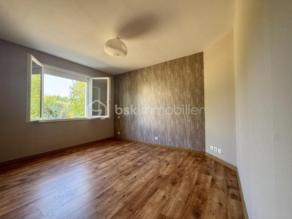 EN EXCLUSIVITÉ

Situé dans un secteur pavillonnaire calme, je vous présente cet agréable plain-pied bâti en 2003 de 95m2 habitables avec garage de 20m2. Le tout est implanté sur une parcelle entièrement clôturée de 2901m2 avec piscine.

Dès l’entrée, vous découvrez une pièce de vie très lumineuse d’environ 40m2, donnant sur la cuisine semi-équipée avec accès à une véranda de 11m2 et au jardin exposés plein sud.

L’espace nuit se compose de 3 chambres (10 à 12m2) dont 2 avec placards et d’une salle d’eau. Le WC séparé se situe à l'entrée.

Le bien dispose d’un garage de 20m2 avec porte motorisée tout comme le portail de clôture.
Il est possible de stationner plusieurs véhicules sur la parcelle.

Le grand jardin de 2901m2 est agrémenté d’une piscine (3,5mX7m) avec abri style bar pour passer de bons moments autour du bassin. 
(Piscine en cours d'entretien pour la vente)

Point de vue technique :
-Chauffage par PAC Air/Air
-Cumulus 300 Litres
-Menuiseries double vitrage et volets roulants + bois battants
-Assainissement tout à l’égout

Un bien confortable et fonctionnel qui ne reste plus qu’à personnaliser selon vos envies.

Toutes les commodités sont accessibles très rapidement

L’organisation des visites se fait au : 06.51.97.28.57