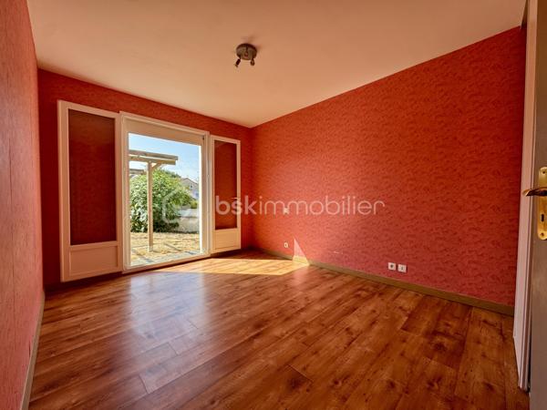 EN EXCLUSIVITÉ

Situé dans un secteur pavillonnaire calme, je vous présente cet agréable plain-pied bâti en 2003 de 95m2 habitables avec garage de 20m2. Le tout est implanté sur une parcelle entièrement clôturée de 2901m2 avec piscine.

Dès l’entrée, vous découvrez une pièce de vie très lumineuse d’environ 40m2, donnant sur la cuisine semi-équipée avec accès à une véranda de 11m2 et au jardin exposés plein sud.

L’espace nuit se compose de 3 chambres (10 à 12m2) dont 2 avec placards et d’une salle d’eau. Le WC séparé se situe à l'entrée.

Le bien dispose d’un garage de 20m2 avec porte motorisée tout comme le portail de clôture.
Il est possible de stationner plusieurs véhicules sur la parcelle.

Le grand jardin de 2901m2 est agrémenté d’une piscine (3,5mX7m) avec abri style bar pour passer de bons moments autour du bassin. 
(Piscine en cours d'entretien pour la vente)

Point de vue technique :
-Chauffage par PAC Air/Air
-Cumulus 300 Litres
-Menuiseries double vitrage et volets roulants + bois battants
-Assainissement tout à l’égout

Un bien confortable et fonctionnel qui ne reste plus qu’à personnaliser selon vos envies.

Toutes les commodités sont accessibles très rapidement

L’organisation des visites se fait au : 06.51.97.28.57