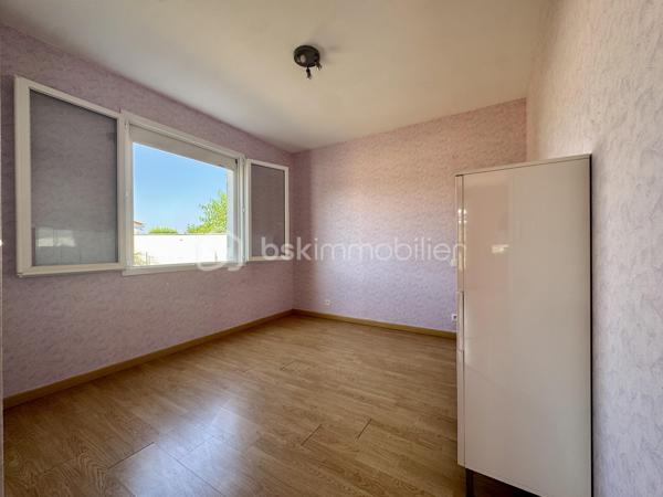 EN EXCLUSIVITÉ

Situé dans un secteur pavillonnaire calme, je vous présente cet agréable plain-pied bâti en 2003 de 95m2 habitables avec garage de 20m2. Le tout est implanté sur une parcelle entièrement clôturée de 2901m2 avec piscine.

Dès l’entrée, vous découvrez une pièce de vie très lumineuse d’environ 40m2, donnant sur la cuisine semi-équipée avec accès à une véranda de 11m2 et au jardin exposés plein sud.

L’espace nuit se compose de 3 chambres (10 à 12m2) dont 2 avec placards et d’une salle d’eau. Le WC séparé se situe à l'entrée.

Le bien dispose d’un garage de 20m2 avec porte motorisée tout comme le portail de clôture.
Il est possible de stationner plusieurs véhicules sur la parcelle.

Le grand jardin de 2901m2 est agrémenté d’une piscine (3,5mX7m) avec abri style bar pour passer de bons moments autour du bassin. 
(Piscine en cours d'entretien pour la vente)

Point de vue technique :
-Chauffage par PAC Air/Air
-Cumulus 300 Litres
-Menuiseries double vitrage et volets roulants + bois battants
-Assainissement tout à l’égout

Un bien confortable et fonctionnel qui ne reste plus qu’à personnaliser selon vos envies.

Toutes les commodités sont accessibles très rapidement

L’organisation des visites se fait au : 06.51.97.28.57