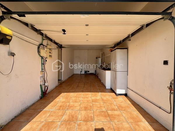 EN EXCLUSIVITÉ

Situé dans un secteur pavillonnaire calme, je vous présente cet agréable plain-pied bâti en 2003 de 95m2 habitables avec garage de 20m2. Le tout est implanté sur une parcelle entièrement clôturée de 2901m2 avec piscine.

Dès l’entrée, vous découvrez une pièce de vie très lumineuse d’environ 40m2, donnant sur la cuisine semi-équipée avec accès à une véranda de 11m2 et au jardin exposés plein sud.

L’espace nuit se compose de 3 chambres (10 à 12m2) dont 2 avec placards et d’une salle d’eau. Le WC séparé se situe à l'entrée.

Le bien dispose d’un garage de 20m2 avec porte motorisée tout comme le portail de clôture.
Il est possible de stationner plusieurs véhicules sur la parcelle.

Le grand jardin de 2901m2 est agrémenté d’une piscine (3,5mX7m) avec abri style bar pour passer de bons moments autour du bassin. 
(Piscine en cours d'entretien pour la vente)

Point de vue technique :
-Chauffage par PAC Air/Air
-Cumulus 300 Litres
-Menuiseries double vitrage et volets roulants + bois battants
-Assainissement tout à l’égout

Un bien confortable et fonctionnel qui ne reste plus qu’à personnaliser selon vos envies.

Toutes les commodités sont accessibles très rapidement

L’organisation des visites se fait au : 06.51.97.28.57