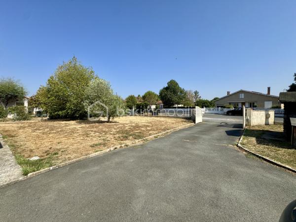 EN EXCLUSIVITÉ

Situé dans un secteur pavillonnaire calme, je vous présente cet agréable plain-pied bâti en 2003 de 95m2 habitables avec garage de 20m2. Le tout est implanté sur une parcelle entièrement clôturée de 2901m2 avec piscine.

Dès l’entrée, vous découvrez une pièce de vie très lumineuse d’environ 40m2, donnant sur la cuisine semi-équipée avec accès à une véranda de 11m2 et au jardin exposés plein sud.

L’espace nuit se compose de 3 chambres (10 à 12m2) dont 2 avec placards et d’une salle d’eau. Le WC séparé se situe à l'entrée.

Le bien dispose d’un garage de 20m2 avec porte motorisée tout comme le portail de clôture.
Il est possible de stationner plusieurs véhicules sur la parcelle.

Le grand jardin de 2901m2 est agrémenté d’une piscine (3,5mX7m) avec abri style bar pour passer de bons moments autour du bassin. 
(Piscine en cours d'entretien pour la vente)

Point de vue technique :
-Chauffage par PAC Air/Air
-Cumulus 300 Litres
-Menuiseries double vitrage et volets roulants + bois battants
-Assainissement tout à l’égout

Un bien confortable et fonctionnel qui ne reste plus qu’à personnaliser selon vos envies.

Toutes les commodités sont accessibles très rapidement

L’organisation des visites se fait au : 06.51.97.28.57