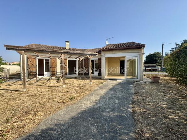 EN EXCLUSIVITÉ

Situé dans un secteur pavillonnaire calme, je vous présente cet agréable plain-pied bâti en 2003 de 95m2 habitables avec garage de 20m2. Le tout est implanté sur une parcelle entièrement clôturée de 2901m2 avec piscine.

Dès l’entrée, vous découvrez une pièce de vie très lumineuse d’environ 40m2, donnant sur la cuisine semi-équipée avec accès à une véranda de 11m2 et au jardin exposés plein sud.

L’espace nuit se compose de 3 chambres (10 à 12m2) dont 2 avec placards et d’une salle d’eau. Le WC séparé se situe à l'entrée.

Le bien dispose d’un garage de 20m2 avec porte motorisée tout comme le portail de clôture.
Il est possible de stationner plusieurs véhicules sur la parcelle.

Le grand jardin de 2901m2 est agrémenté d’une piscine (3,5mX7m) avec abri style bar pour passer de bons moments autour du bassin. 
(Piscine en cours d'entretien pour la vente)

Point de vue technique :
-Chauffage par PAC Air/Air
-Cumulus 300 Litres
-Menuiseries double vitrage et volets roulants + bois battants
-Assainissement tout à l’égout

Un bien confortable et fonctionnel qui ne reste plus qu’à personnaliser selon vos envies.

Toutes les commodités sont accessibles très rapidement

L’organisation des visites se fait au : 06.51.97.28.57