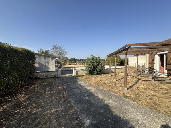 EN EXCLUSIVITÉ

Situé dans un secteur pavillonnaire calme, je vous présente cet agréable plain-pied bâti en 2003 de 95m2 habitables avec garage de 20m2. Le tout est implanté sur une parcelle entièrement clôturée de 2901m2 avec piscine.

Dès l’entrée, vous découvrez une pièce de vie très lumineuse d’environ 40m2, donnant sur la cuisine semi-équipée avec accès à une véranda de 11m2 et au jardin exposés plein sud.

L’espace nuit se compose de 3 chambres (10 à 12m2) dont 2 avec placards et d’une salle d’eau. Le WC séparé se situe à l'entrée.

Le bien dispose d’un garage de 20m2 avec porte motorisée tout comme le portail de clôture.
Il est possible de stationner plusieurs véhicules sur la parcelle.

Le grand jardin de 2901m2 est agrémenté d’une piscine (3,5mX7m) avec abri style bar pour passer de bons moments autour du bassin. 
(Piscine en cours d'entretien pour la vente)

Point de vue technique :
-Chauffage par PAC Air/Air
-Cumulus 300 Litres
-Menuiseries double vitrage et volets roulants + bois battants
-Assainissement tout à l’égout

Un bien confortable et fonctionnel qui ne reste plus qu’à personnaliser selon vos envies.

Toutes les commodités sont accessibles très rapidement

L’organisation des visites se fait au : 06.51.97.28.57