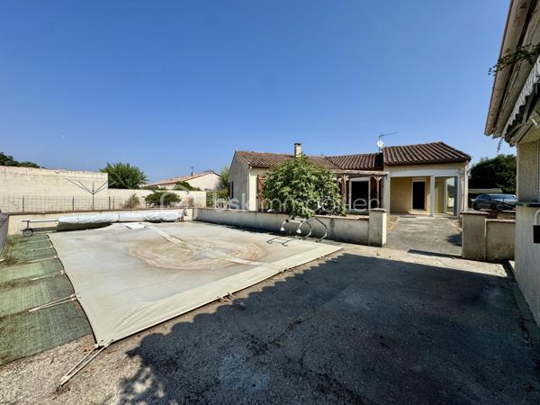 EN EXCLUSIVITÉ

Situé dans un secteur pavillonnaire calme, je vous présente cet agréable plain-pied bâti en 2003 de 95m2 habitables avec garage de 20m2. Le tout est implanté sur une parcelle entièrement clôturée de 2901m2 avec piscine.

Dès l’entrée, vous découvrez une pièce de vie très lumineuse d’environ 40m2, donnant sur la cuisine semi-équipée avec accès à une véranda de 11m2 et au jardin exposés plein sud.

L’espace nuit se compose de 3 chambres (10 à 12m2) dont 2 avec placards et d’une salle d’eau. Le WC séparé se situe à l'entrée.

Le bien dispose d’un garage de 20m2 avec porte motorisée tout comme le portail de clôture.
Il est possible de stationner plusieurs véhicules sur la parcelle.

Le grand jardin de 2901m2 est agrémenté d’une piscine (3,5mX7m) avec abri style bar pour passer de bons moments autour du bassin. 
(Piscine en cours d'entretien pour la vente)

Point de vue technique :
-Chauffage par PAC Air/Air
-Cumulus 300 Litres
-Menuiseries double vitrage et volets roulants + bois battants
-Assainissement tout à l’égout

Un bien confortable et fonctionnel qui ne reste plus qu’à personnaliser selon vos envies.

Toutes les commodités sont accessibles très rapidement

L’organisation des visites se fait au : 06.51.97.28.57