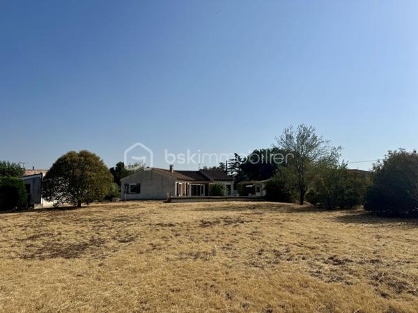 EN EXCLUSIVITÉ

Situé dans un secteur pavillonnaire calme, je vous présente cet agréable plain-pied bâti en 2003 de 95m2 habitables avec garage de 20m2. Le tout est implanté sur une parcelle entièrement clôturée de 2901m2 avec piscine.

Dès l’entrée, vous découvrez une pièce de vie très lumineuse d’environ 40m2, donnant sur la cuisine semi-équipée avec accès à une véranda de 11m2 et au jardin exposés plein sud.

L’espace nuit se compose de 3 chambres (10 à 12m2) dont 2 avec placards et d’une salle d’eau. Le WC séparé se situe à l'entrée.

Le bien dispose d’un garage de 20m2 avec porte motorisée tout comme le portail de clôture.
Il est possible de stationner plusieurs véhicules sur la parcelle.

Le grand jardin de 2901m2 est agrémenté d’une piscine (3,5mX7m) avec abri style bar pour passer de bons moments autour du bassin. 
(Piscine en cours d'entretien pour la vente)

Point de vue technique :
-Chauffage par PAC Air/Air
-Cumulus 300 Litres
-Menuiseries double vitrage et volets roulants + bois battants
-Assainissement tout à l’égout

Un bien confortable et fonctionnel qui ne reste plus qu’à personnaliser selon vos envies.

Toutes les commodités sont accessibles très rapidement

L’organisation des visites se fait au : 06.51.97.28.57