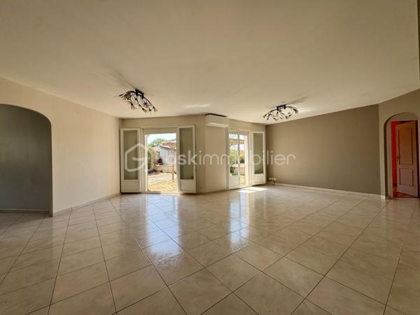 EN EXCLUSIVITÉ

Situé dans un secteur pavillonnaire calme, je vous présente cet agréable plain-pied bâti en 2003 de 95m2 habitables avec garage de 20m2. Le tout est implanté sur une parcelle entièrement clôturée de 2901m2 avec piscine.

Dès l’entrée, vous découvrez une pièce de vie très lumineuse d’environ 40m2, donnant sur la cuisine semi-équipée avec accès à une véranda de 11m2 et au jardin exposés plein sud.

L’espace nuit se compose de 3 chambres (10 à 12m2) dont 2 avec placards et d’une salle d’eau. Le WC séparé se situe à l'entrée.

Le bien dispose d’un garage de 20m2 avec porte motorisée tout comme le portail de clôture.
Il est possible de stationner plusieurs véhicules sur la parcelle.

Le grand jardin de 2901m2 est agrémenté d’une piscine (3,5mX7m) avec abri style bar pour passer de bons moments autour du bassin. 
(Piscine en cours d'entretien pour la vente)

Point de vue technique :
-Chauffage par PAC Air/Air
-Cumulus 300 Litres
-Menuiseries double vitrage et volets roulants + bois battants
-Assainissement tout à l’égout

Un bien confortable et fonctionnel qui ne reste plus qu’à personnaliser selon vos envies.

Toutes les commodités sont accessibles très rapidement

L’organisation des visites se fait au : 06.51.97.28.57