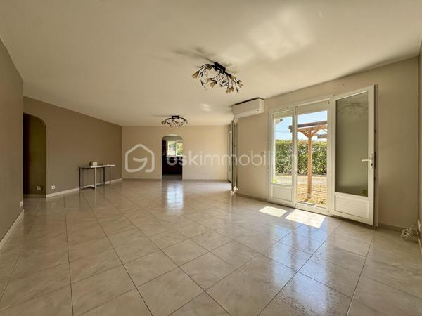EN EXCLUSIVITÉ

Situé dans un secteur pavillonnaire calme, je vous présente cet agréable plain-pied bâti en 2003 de 95m2 habitables avec garage de 20m2. Le tout est implanté sur une parcelle entièrement clôturée de 2901m2 avec piscine.

Dès l’entrée, vous découvrez une pièce de vie très lumineuse d’environ 40m2, donnant sur la cuisine semi-équipée avec accès à une véranda de 11m2 et au jardin exposés plein sud.

L’espace nuit se compose de 3 chambres (10 à 12m2) dont 2 avec placards et d’une salle d’eau. Le WC séparé se situe à l'entrée.

Le bien dispose d’un garage de 20m2 avec porte motorisée tout comme le portail de clôture.
Il est possible de stationner plusieurs véhicules sur la parcelle.

Le grand jardin de 2901m2 est agrémenté d’une piscine (3,5mX7m) avec abri style bar pour passer de bons moments autour du bassin. 
(Piscine en cours d'entretien pour la vente)

Point de vue technique :
-Chauffage par PAC Air/Air
-Cumulus 300 Litres
-Menuiseries double vitrage et volets roulants + bois battants
-Assainissement tout à l’égout

Un bien confortable et fonctionnel qui ne reste plus qu’à personnaliser selon vos envies.

Toutes les commodités sont accessibles très rapidement

L’organisation des visites se fait au : 06.51.97.28.57