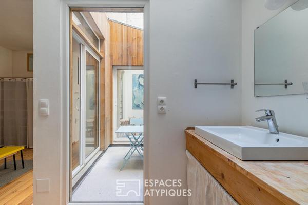 Ancien atelier confidentiel avec son patio au coeur de Belleville