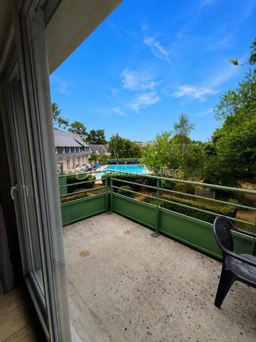 Aux portes de VANNES, proches de toutes commodités, accès transport
STUDIO de 20 m2 environ situé au 2nd étage, composé d'un coin cuisine,  séjour, d'une salle de bain et WC, terrasse orienté sud,
Vendu entièrement meublé et loué (bail commercial avec résident hôtelier).
Cette résidence propose également une piscine commune, salle de sport ainsi qu'un parking privatif.
Cet appartement est un produit d'investissement, il n'est pas possible de le gérer soi-même, de l'habiter, d'en faire une résidence principale ou secondaire.
Situé dans la résidence de KER GOH LEN à Plescop, ce studio est idéal pour l'investissement. En effet un bail commercial avec VACANCEOLE est signé, ce qui assure un montant de loyer annuel.
Le montant versé annuellement est de 2488 € HT.
Les charges de copropriété propriétaire sont de 205 € et la taxe foncière de 208 €