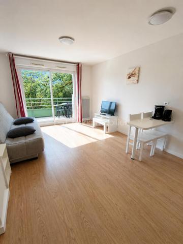 Aux portes de VANNES, proches de toutes commodités, accès transport
STUDIO de 20 m2 environ situé au 2nd étage, composé d'un coin cuisine,  séjour, d'une salle de bain et WC, terrasse orienté sud,
Vendu entièrement meublé et loué (bail commercial avec résident hôtelier).
Cette résidence propose également une piscine commune, salle de sport ainsi qu'un parking privatif.
Cet appartement est un produit d'investissement, il n'est pas possible de le gérer soi-même, de l'habiter, d'en faire une résidence principale ou secondaire.
Situé dans la résidence de KER GOH LEN à Plescop, ce studio est idéal pour l'investissement. En effet un bail commercial avec VACANCEOLE est signé, ce qui assure un montant de loyer annuel.
Le montant versé annuellement est de 2488 € HT.
Les charges de copropriété propriétaire sont de 205 € et la taxe foncière de 208 €