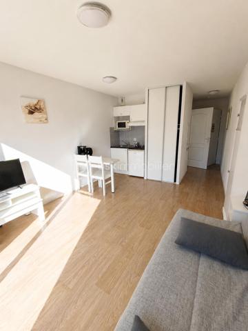 Aux portes de VANNES, proches de toutes commodités, accès transport
STUDIO de 20 m2 environ situé au 2nd étage, composé d'un coin cuisine,  séjour, d'une salle de bain et WC, terrasse orienté sud,
Vendu entièrement meublé et loué (bail commercial avec résident hôtelier).
Cette résidence propose également une piscine commune, salle de sport ainsi qu'un parking privatif.
Cet appartement est un produit d'investissement, il n'est pas possible de le gérer soi-même, de l'habiter, d'en faire une résidence principale ou secondaire.
Situé dans la résidence de KER GOH LEN à Plescop, ce studio est idéal pour l'investissement. En effet un bail commercial avec VACANCEOLE est signé, ce qui assure un montant de loyer annuel.
Le montant versé annuellement est de 2488 € HT.
Les charges de copropriété propriétaire sont de 205 € et la taxe foncière de 208 €