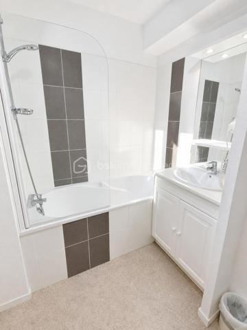 Aux portes de VANNES, proches de toutes commodités, accès transport
STUDIO de 20 m2 environ situé au 2nd étage, composé d'un coin cuisine,  séjour, d'une salle de bain et WC, terrasse orienté sud,
Vendu entièrement meublé et loué (bail commercial avec résident hôtelier).
Cette résidence propose également une piscine commune, salle de sport ainsi qu'un parking privatif.
Cet appartement est un produit d'investissement, il n'est pas possible de le gérer soi-même, de l'habiter, d'en faire une résidence principale ou secondaire.
Situé dans la résidence de KER GOH LEN à Plescop, ce studio est idéal pour l'investissement. En effet un bail commercial avec VACANCEOLE est signé, ce qui assure un montant de loyer annuel.
Le montant versé annuellement est de 2488 € HT.
Les charges de copropriété propriétaire sont de 205 € et la taxe foncière de 208 €
