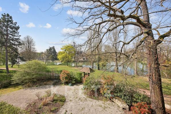 Propriété anglo-normande d’exception avec parc de 3 200 m² et vue lac