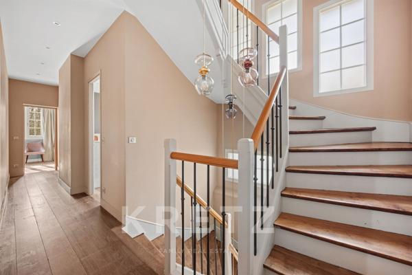 Propriété anglo-normande d’exception avec parc de 3 200 m² et vue lac