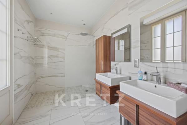 Propriété anglo-normande d’exception avec parc de 3 200 m² et vue lac