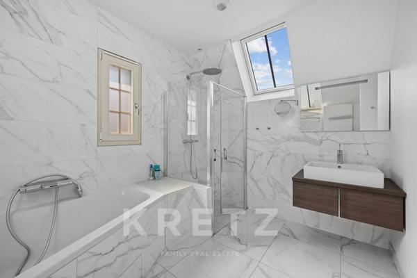 Propriété anglo-normande d’exception avec parc de 3 200 m² et vue lac