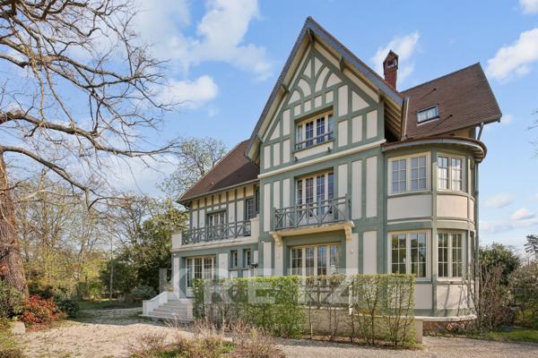 Propriété anglo-normande d’exception avec parc de 3 200 m² et vue lac