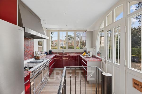 Propriété anglo-normande d’exception avec parc de 3 200 m² et vue lac