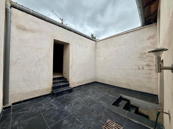 Maison avec extérieur - BUDING