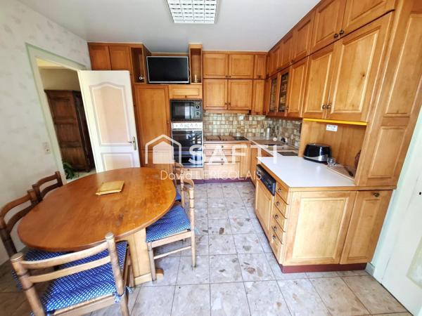 GRANDE MAISON AVEC SOUS SOL INTEGRAL ET HANGAR