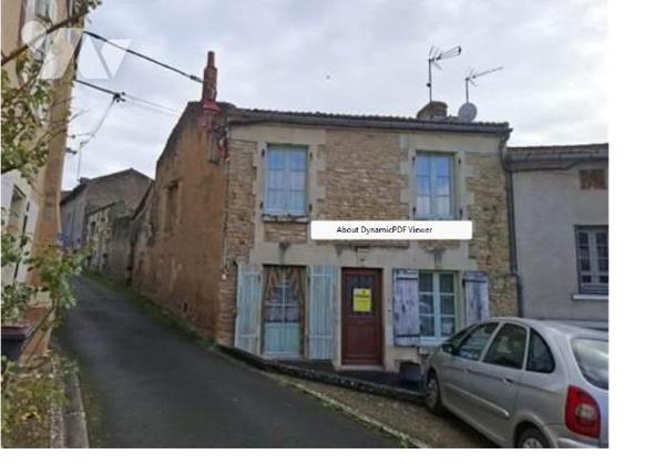 Maison de ville avec séjour, cuisine, salle de bains
3 chambres
petite cour
grande salle et garage