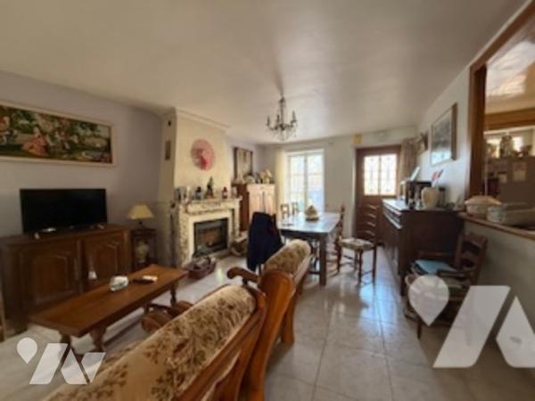 Maison de ville avec séjour, cuisine, salle de bains
3 chambres
petite cour
grande salle et garage