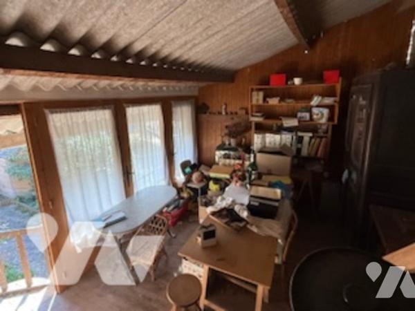 Maison de ville avec séjour, cuisine, salle de bains
3 chambres
petite cour
grande salle et garage