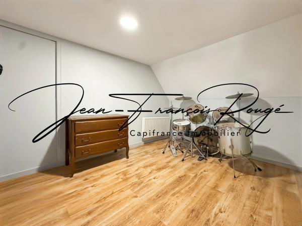 A 5 kilomètres du centre de Saint-Lô, maison de 2004 avec vie de plain-pied et cinq chambres !!!