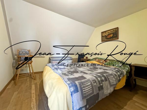 A 5 kilomètres du centre de Saint-Lô, maison de 2004 avec vie de plain-pied et cinq chambres !!!