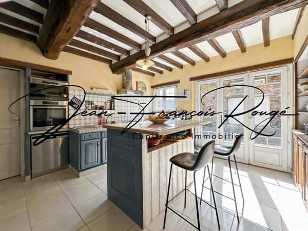 A 5 kilomètres du centre de Saint-Lô, maison de 2004 avec vie de plain-pied et cinq chambres !!!