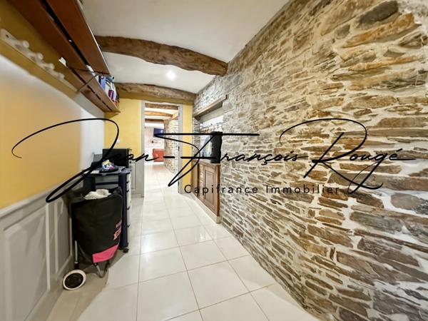 A 5 kilomètres du centre de Saint-Lô, maison de 2004 avec vie de plain-pied et cinq chambres !!!