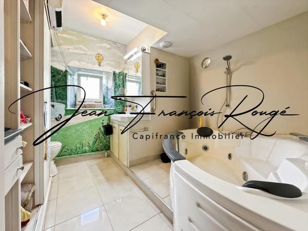 A 5 kilomètres du centre de Saint-Lô, maison de 2004 avec vie de plain-pied et cinq chambres !!!