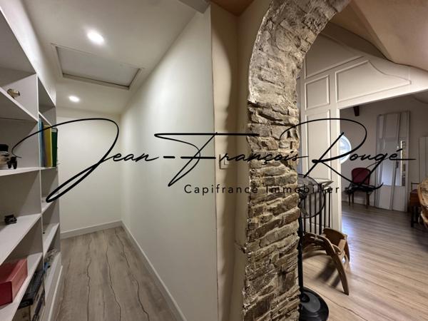 A 5 kilomètres du centre de Saint-Lô, maison de 2004 avec vie de plain-pied et cinq chambres !!!