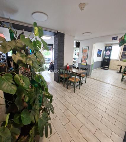 Karima KARECHE vous propose:
Proximité ROUEN, sur la commune de Le Petit Quevilly 76140? 
Idéalement situé, un axe passant, proche bureaux, chantiers et zone d'activités.
Investissez dans ce café-bar-restaurant!
Le activités sont: café, bar restaurant, PMU et FDJ
Situation proche de toutes les commodités, son emplacement est stratégique pour la restauration en raison de la concentration de bureaux et entreprises autour.

Commerce jouissant d'une bonne réputation dans le quartier, exploité depuis 30 ans avec une clientèle établie.
Il comprend:
- Un bar avec des comptoirs pour la FDJ et PMU
-Deux grandes salles de restauration offrant un espace chaleureux et convivial pour vos clients.
- Une cuisine équipée qui dispose d'une extraction conforme
- Un bureau
-Deux WC dont un PMR
- Un aménagement accès PMR depuis la cour
-Une place de stationnement pour la livraison
-Un sous-sol , une grande cave aménagée de 100 m2
-Une belle terrasse à l'extérieur
-Un bel appartement à l'étage en deux niveaux , composé de 3 pièces et 2 salles d'eau
Le matériel et le mobilier sont récents et en très bon état, aucun investissement n'est à prévoir.
Le bien est proposé avec un bail 3/6/9 , offrant une flexibilité et une sécurité pour le développement de l'activité sur le long terme.
Le loyer mensuel est raisonnable pour cet ensemble immobilier, il est de 1300 euros par mois ( un bon ratio pour le secteur)
Détails financiers de l'entreprise:
L'entreprise compte un gérant et un salarié
Les commissions journalières moyennes dégagées par FDJ et PMU: 150 euros, ce chiffre augmente les jours de compétitions foot ou autres.
C'est un indicateur de l'existence d'un flux, des habitués, une clientèle quotidienne, donc c'est une bonne base pour développer la restauration qui est mise de côté en ce moment.
Le prix proposé (183000 euros) est justifiable: 183000/57608= 3,2 fois l'EBE
EBE est en nette progression entre 2023 et 2024, cela montre que l'activité est stable et pas de chute de fréquentation

BELLE OPPORTUNITE A SAISIR ET A DEVELOPPER
Tel: 07 49 59 25 84
