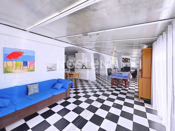 Spacieux appartement 8 pièces de 149.05 m2 (165 m² hab) avec terrasse jardin à flan de falaise à Fleury d'Aude Saint-Pierre-La-Mer