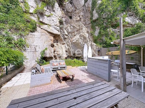 Spacieux appartement 8 pièces de 149.05 m2 (165 m² hab) avec terrasse jardin à flan de falaise à Fleury d'Aude Saint-Pierre-La-Mer