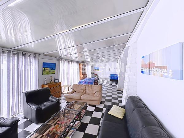 Spacieux appartement 8 pièces de 149.05 m2 (165 m² hab) avec terrasse jardin à flan de falaise à Fleury d'Aude Saint-Pierre-La-Mer