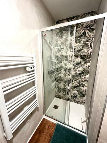 A LOUER TRES BEAU STUDIO MEUBLE NEUF EN PLEIN CENTRE VILLE ST QUENTIN 02100