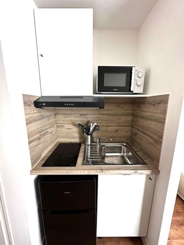 A LOUER TRES BEAU STUDIO MEUBLE NEUF EN PLEIN CENTRE VILLE ST QUENTIN 02100