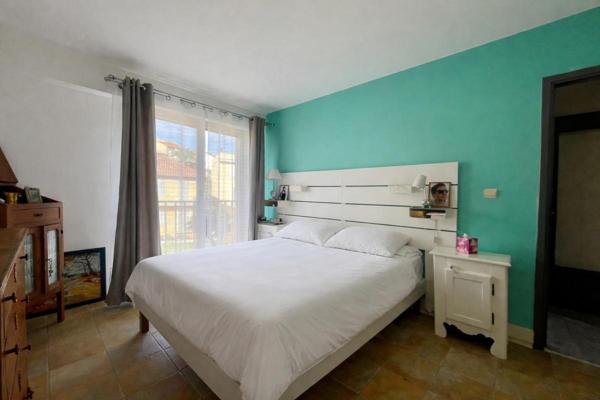 Appartement traversant T4  de 95m2, garage double et cave - Centre-ville - Hyères