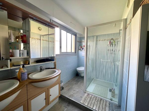 Appartement traversant T4  de 95m2, garage double et cave - Centre-ville - Hyères