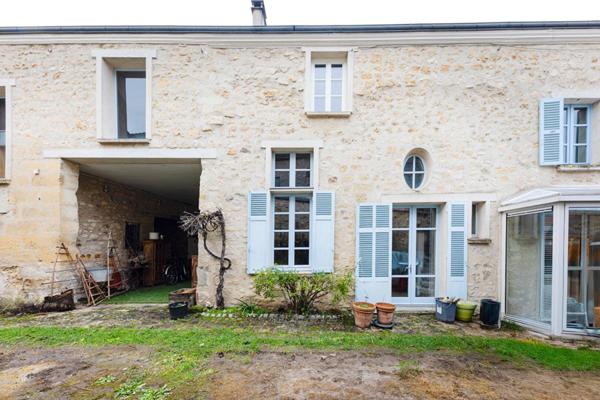 Propriété entièrement rénovée du XIX , proche des centres urbains