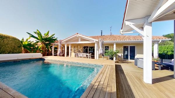 Coup de cœur assuré pour cette villa individuelle de 4 pièces, offrant 132 m² de surface totale (118 m² habitables + 14 m² de dépendance), proche des commodités et à quelques minutes seulement des plages et golfs d’Hossegor et Seignosse.

Exposée Sud, lumineuse, fonctionnelle et dans un cadre apaisant, elle propose une vaste pièce de vie avec grand îlot central, ouverte sur un espace extérieur convivial réunissant terrasse couverte, piscine chauffée, coin plancha et dépendance actuellement aménagée en bureau.

Vous profiterez également d’une agréable suite parentale avec dressing, salle d’eau et WC, de deux chambres avec placards, d’une seconde salle d’eau, d’un WC indépendant et d’un cellier.

Un carport, deux places de stationnement privatives ainsi qu’un local technique avec espace de rangement viennent compléter cet ensemble sur un terrain clos de 627 m².

Le mobilier peut également être acquis en supplément, en totalité ou en partie, selon vos besoins.

Visite virtuelle disponible sur demande.