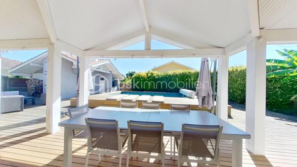 Coup de cœur assuré pour cette villa individuelle de 4 pièces, offrant 132 m² de surface totale (118 m² habitables + 14 m² de dépendance), proche des commodités et à quelques minutes seulement des plages et golfs d’Hossegor et Seignosse.

Exposée Sud, lumineuse, fonctionnelle et dans un cadre apaisant, elle propose une vaste pièce de vie avec grand îlot central, ouverte sur un espace extérieur convivial réunissant terrasse couverte, piscine chauffée, coin plancha et dépendance actuellement aménagée en bureau.

Vous profiterez également d’une agréable suite parentale avec dressing, salle d’eau et WC, de deux chambres avec placards, d’une seconde salle d’eau, d’un WC indépendant et d’un cellier.

Un carport, deux places de stationnement privatives ainsi qu’un local technique avec espace de rangement viennent compléter cet ensemble sur un terrain clos de 627 m².

Le mobilier peut également être acquis en supplément, en totalité ou en partie, selon vos besoins.

Visite virtuelle disponible sur demande.