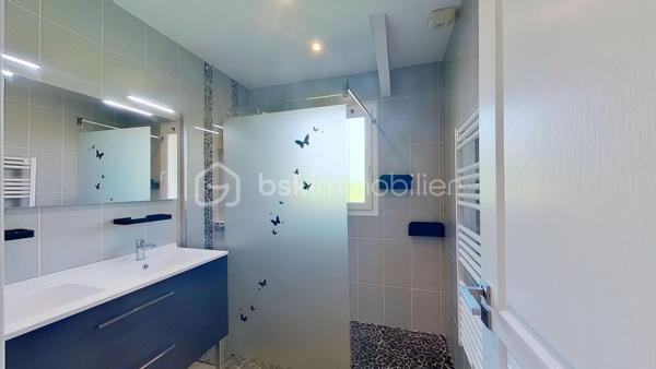 Coup de cœur assuré pour cette villa individuelle de 4 pièces, offrant 132 m² de surface totale (118 m² habitables + 14 m² de dépendance), proche des commodités et à quelques minutes seulement des plages et golfs d’Hossegor et Seignosse.

Exposée Sud, lumineuse, fonctionnelle et dans un cadre apaisant, elle propose une vaste pièce de vie avec grand îlot central, ouverte sur un espace extérieur convivial réunissant terrasse couverte, piscine chauffée, coin plancha et dépendance actuellement aménagée en bureau.

Vous profiterez également d’une agréable suite parentale avec dressing, salle d’eau et WC, de deux chambres avec placards, d’une seconde salle d’eau, d’un WC indépendant et d’un cellier.

Un carport, deux places de stationnement privatives ainsi qu’un local technique avec espace de rangement viennent compléter cet ensemble sur un terrain clos de 627 m².

Le mobilier peut également être acquis en supplément, en totalité ou en partie, selon vos besoins.

Visite virtuelle disponible sur demande.